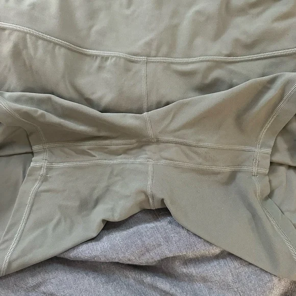 Lululemon Olive Green bike shorts sz 18 5in inseam - Picture 3 of 3